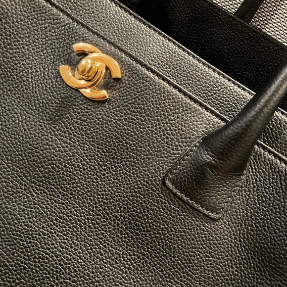 Chanel cerf tote black with gold hardware - Picture 9 of 14